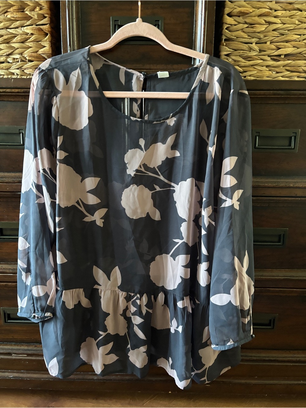 Old Navy Navy Blouse with Cream Floral Print in size XL Tall